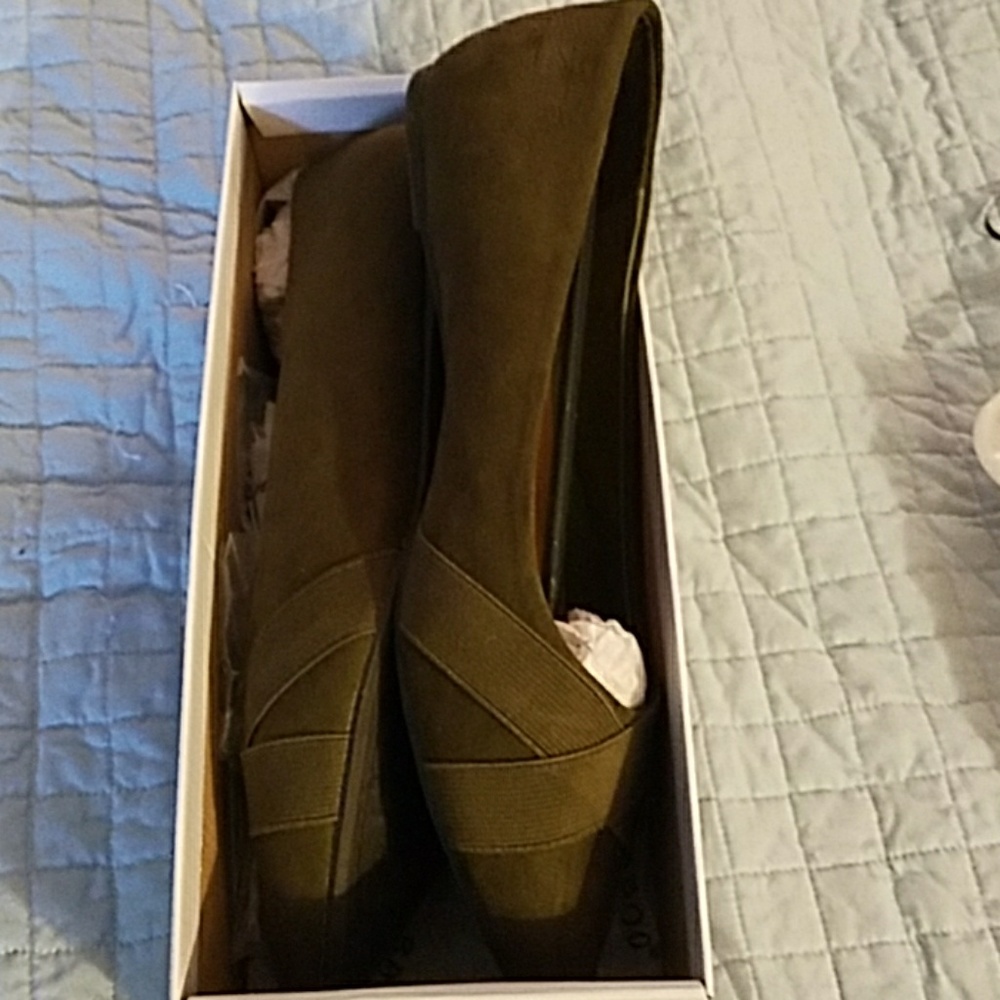 Shoes - Picture 3 of 6